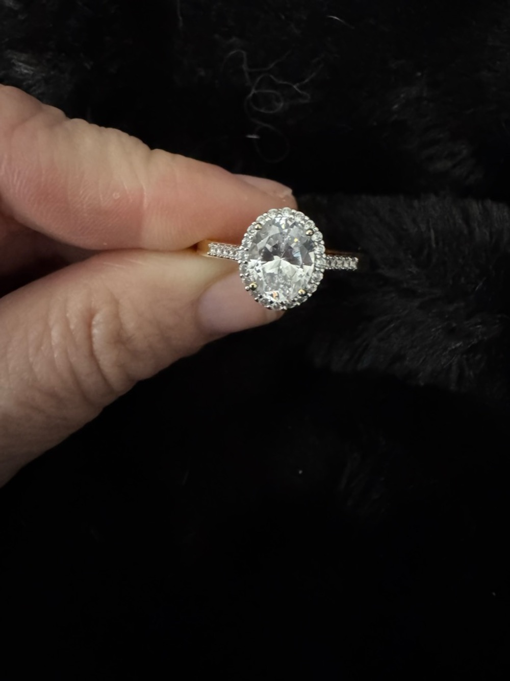Fashion Jewelry Gold Halo Oval Ring with Clear Center Stone